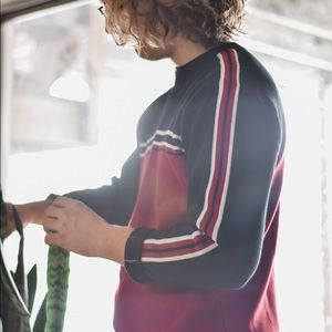 MEN’S RED AND BLACK SWEATER WITH RETRO STRIPE.